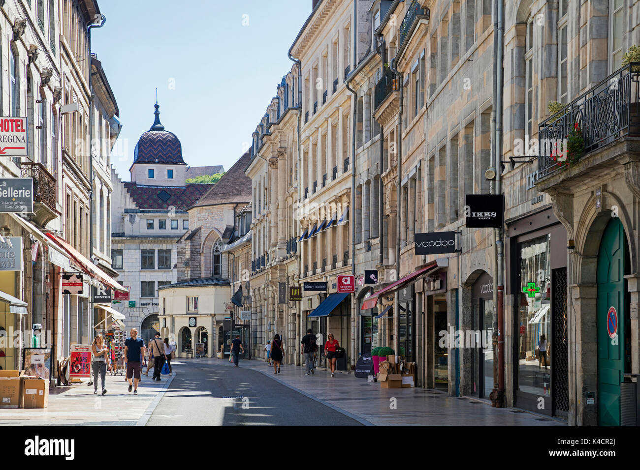 Geschäfte in der Hauptstraße des alten Stadtzentrums von Besançon, Doubs, Bourgogne-Franche-Comté, Frankreich Stockfoto