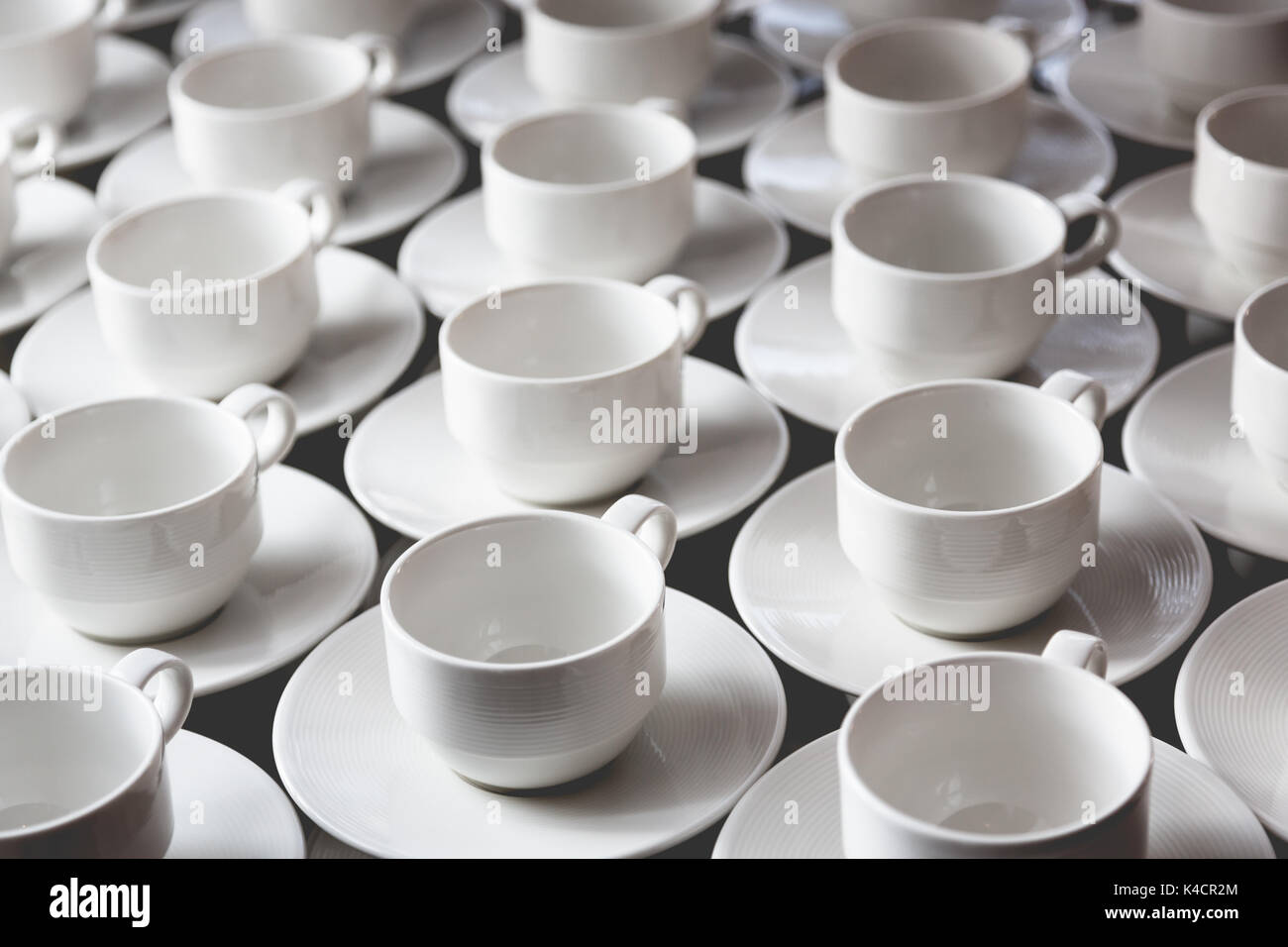 Große Gruppe von weißen Kaffee Tee Tassen in Zeilen für Self Service angeordnet. Horizontale full frame Erntegut Stockfoto