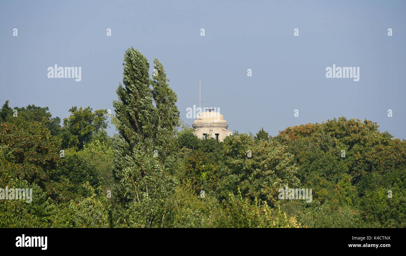 Bismarckturm Ingelheim am Rhein oberhalb der Stadt Stockfoto