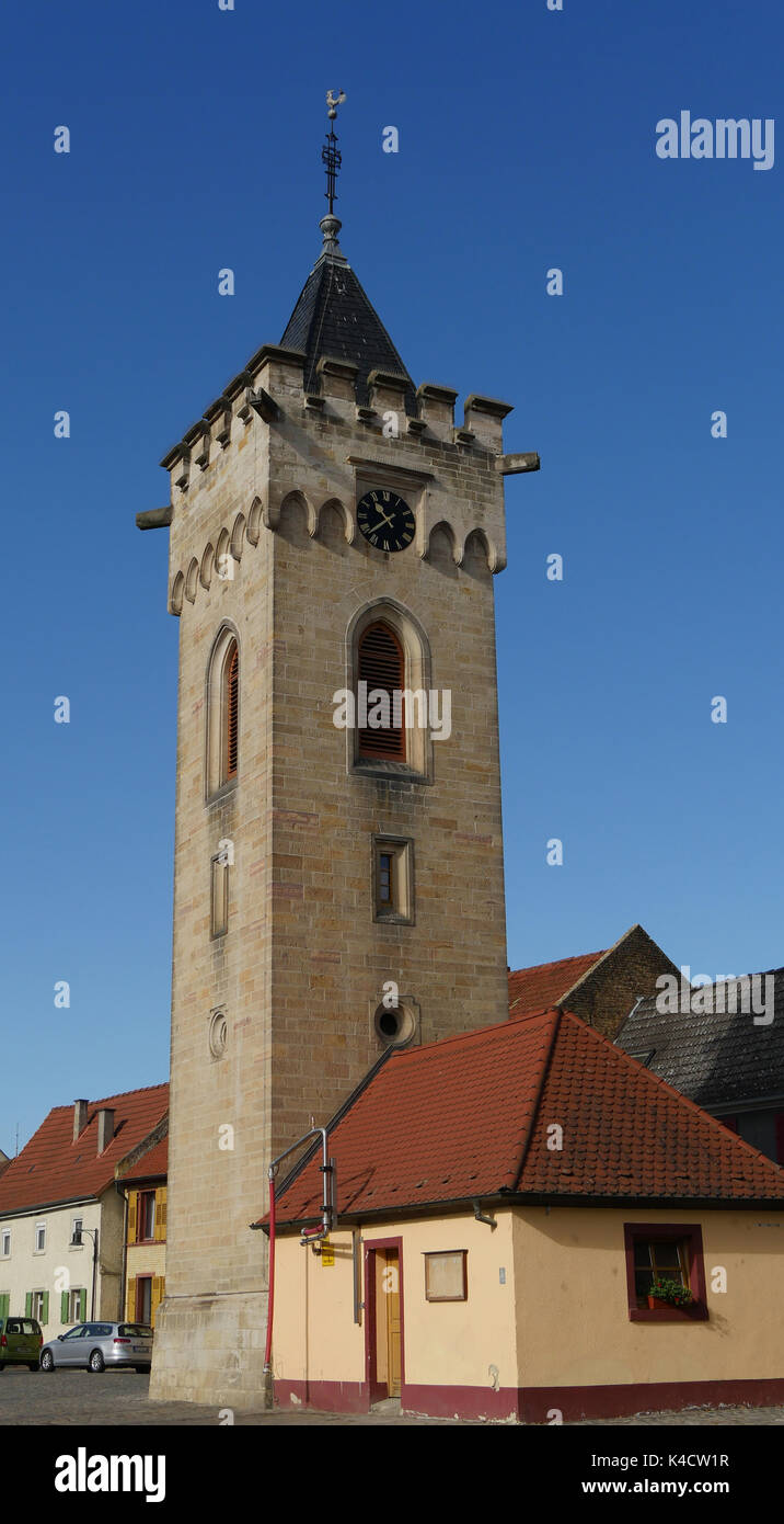Der kirchturm dieser kirche im zentrum von udenheim Fotos und