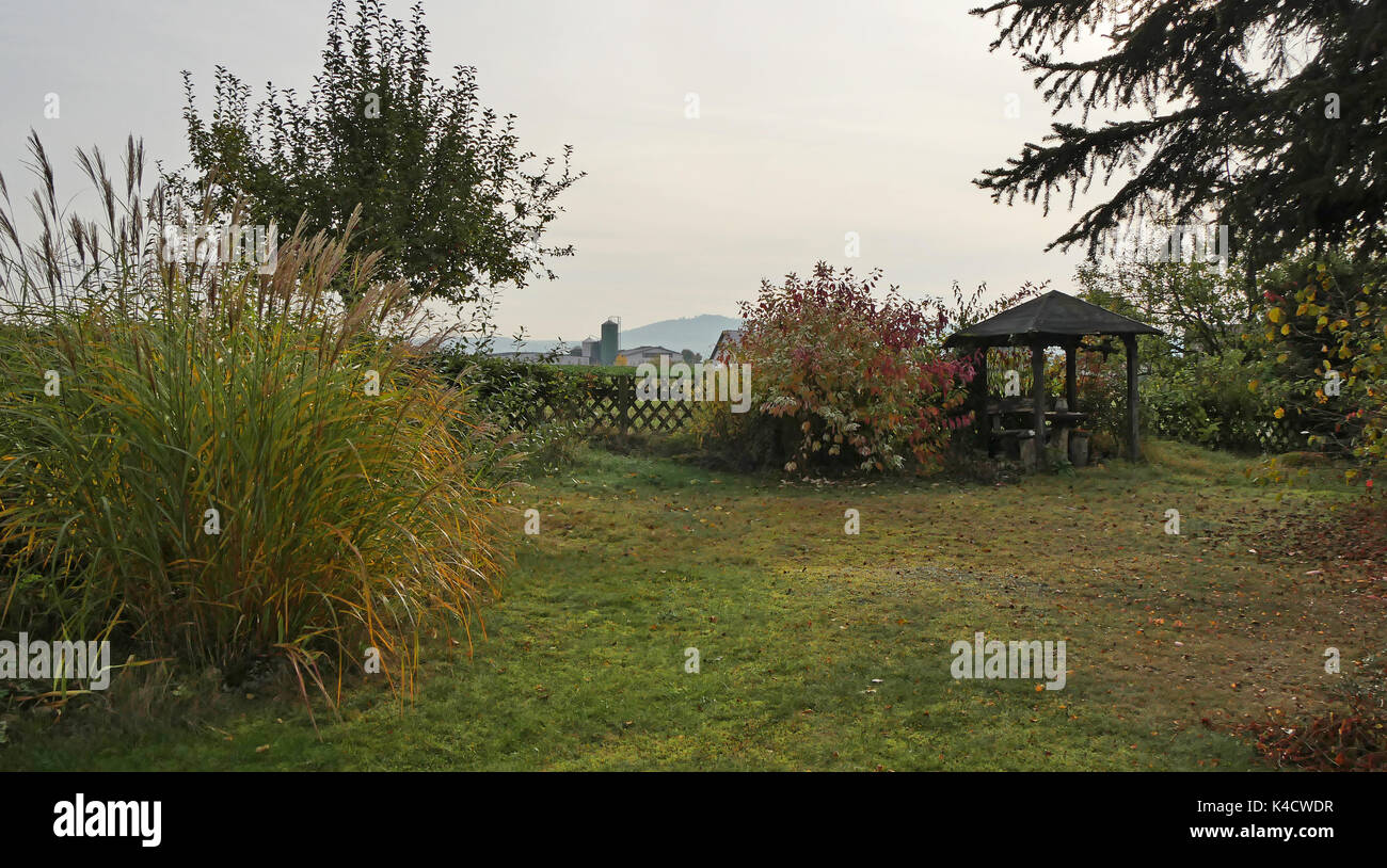 Romantisch, herbstliche Garten mit Pavillon Stockfoto Romantisch, herbstliche Garten mit Pavillon Stockfoto