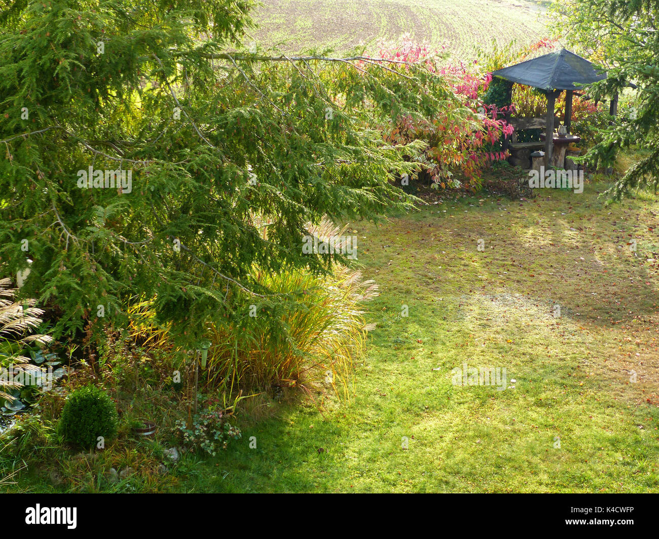 Romantisch, herbstliche Garten mit Pavillon Stockfoto Romantisch, herbstliche Garten mit Pavillon Stockfoto