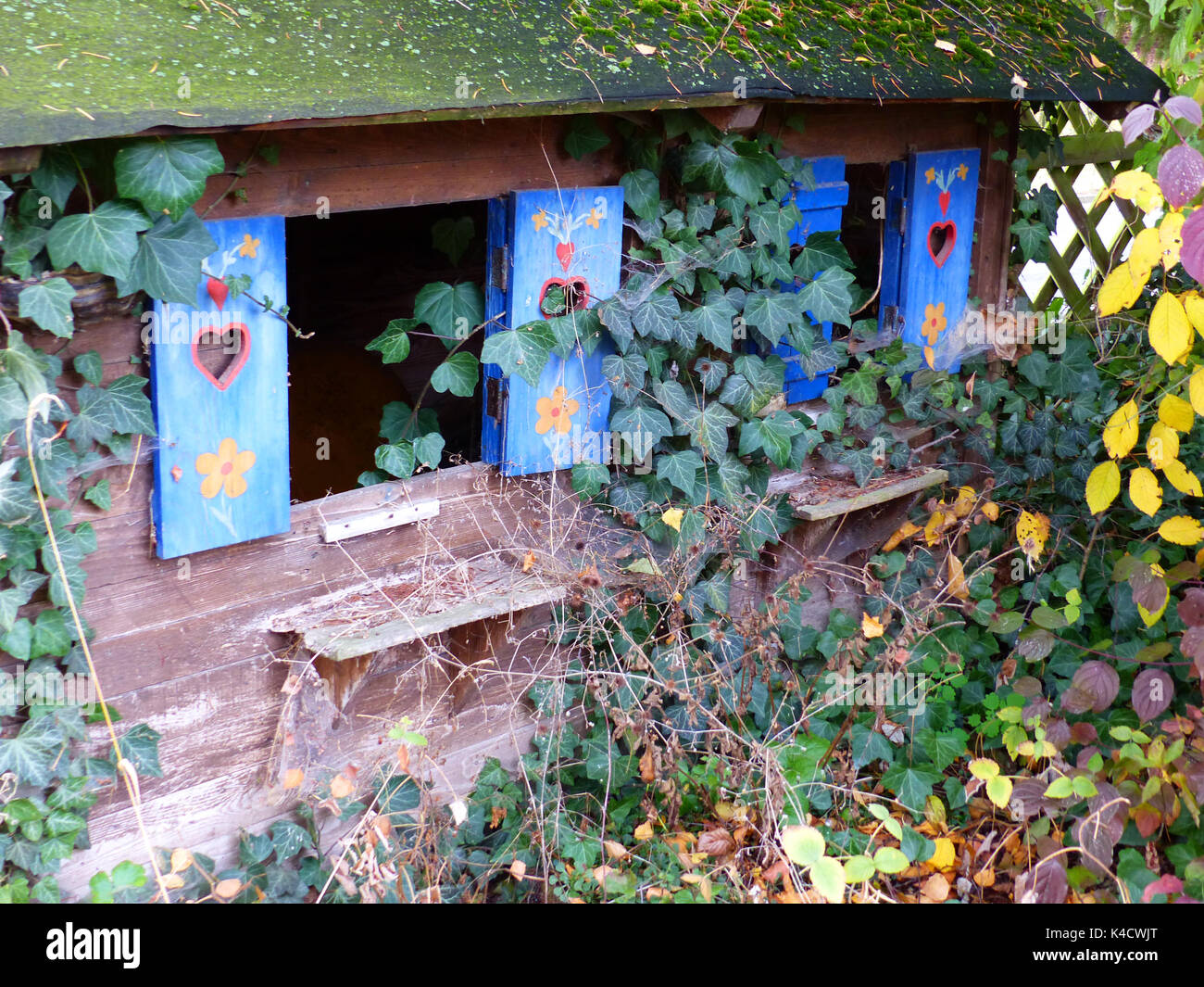 Garten Haus, Kinder Spielhaus In einem verwunschenen Ecke im herbstlichen  Garten Stockfotografie - Alamy