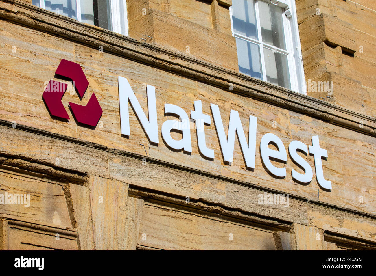 DORCHESTER, Großbritannien - 15. AUGUST 2017: Das Logo über dem Eingang zu einem Natwest Bank Filiale in Dorchester, Großbritannien, am 15. August 2017. Stockfoto