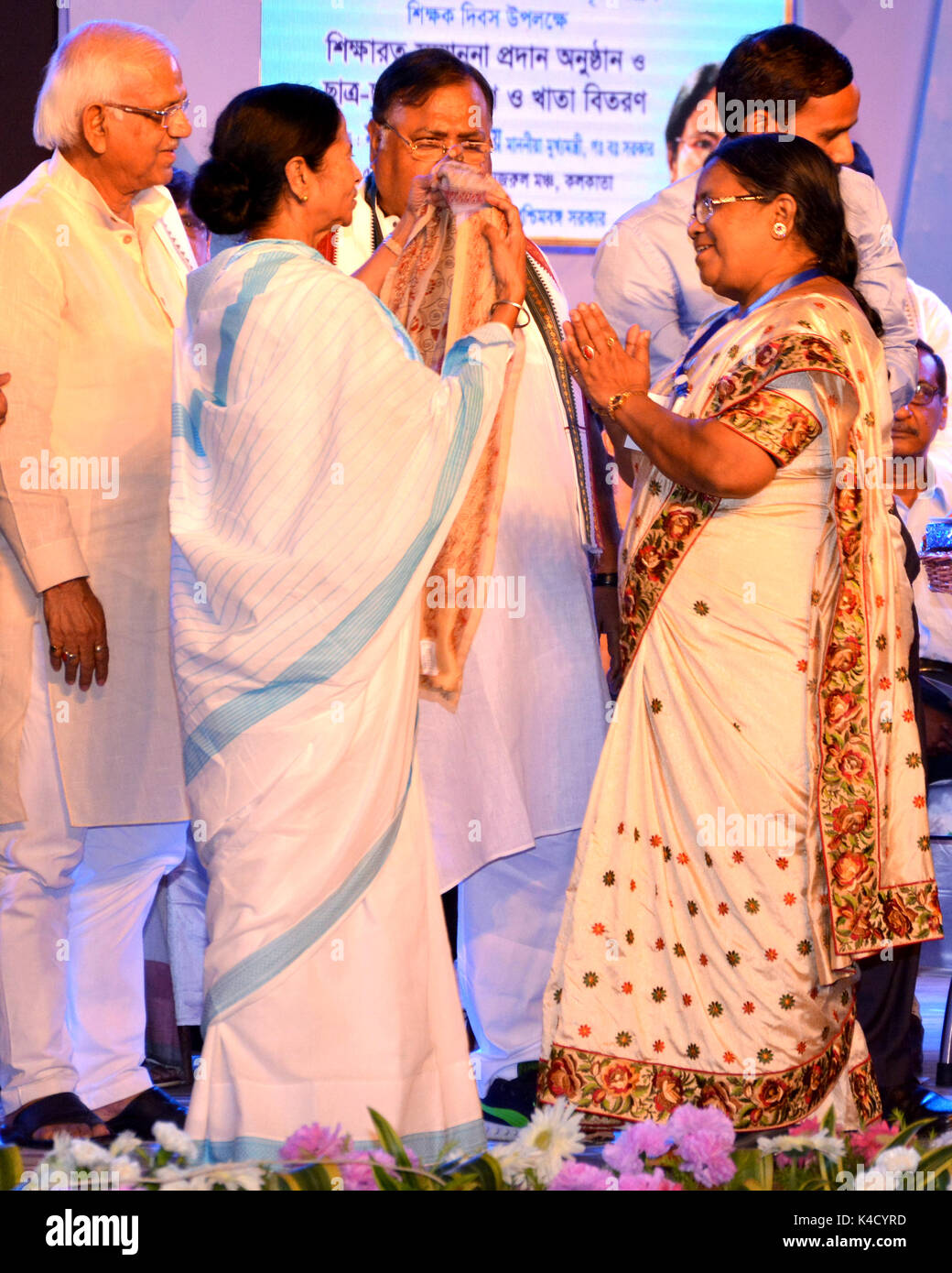 Kolkata, Indien. 05 Sep, 2017. West Bengal Chief Minister Mamata Banerjee (links) felicitates Lehrer anlässlich der Lehrer Tag am 5. September 2017 in Kalkutta. Credit: Saikat Paul/Pacific Press/Alamy leben Nachrichten Stockfoto
