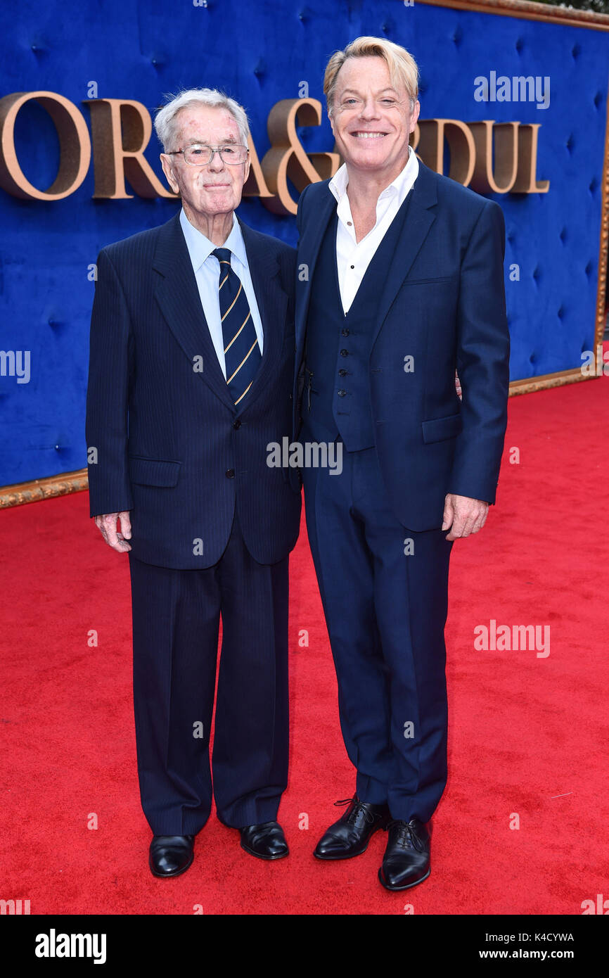 Eddie Izzard und sein Vater Harold kommen bei der UK-Premiere von Victoria & Abdul im Odeon, Leicester Square, London. Stockfoto