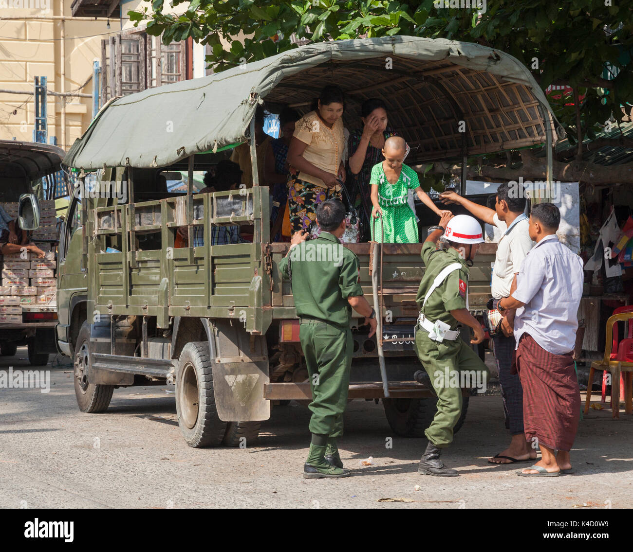 Myanmar Gendarmerie disembarks aus Army truck mit Zivilisten in Sittwe, Rakhine, Myanmar Stockfoto