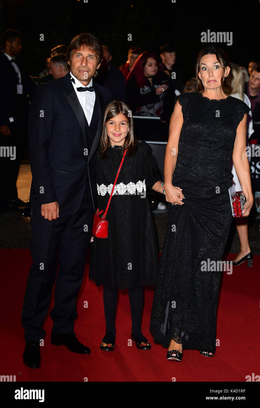 Antonio Conte mit Frau Elisabetta Muscarello und Tochter Vittoria Conte an der GQ Männer des Jahres Awards 2017 in der Tate Modern, London statt. Stockfoto