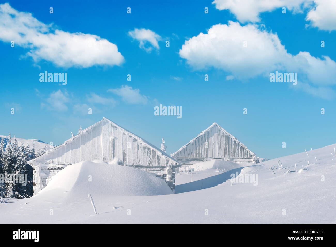 Dramatische winterliche Szene mit schneebedeckten Haus Stockfoto