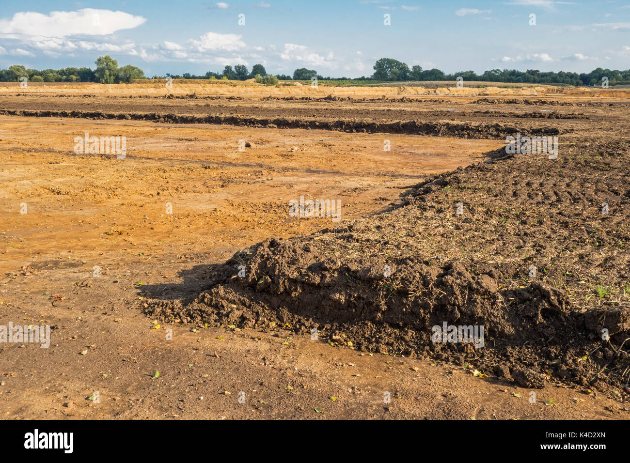 Blick auf Feld, aus dem oberen Boden vorher entfernt wurde, Extraktion, Cottenham, Cambridgeshire, Kies, England Stockfoto