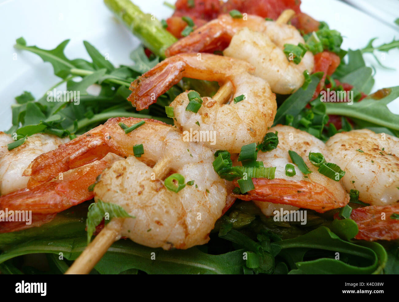 Garnelen auf EINER Spieß geröstet serviert auf Roquette Salat ...