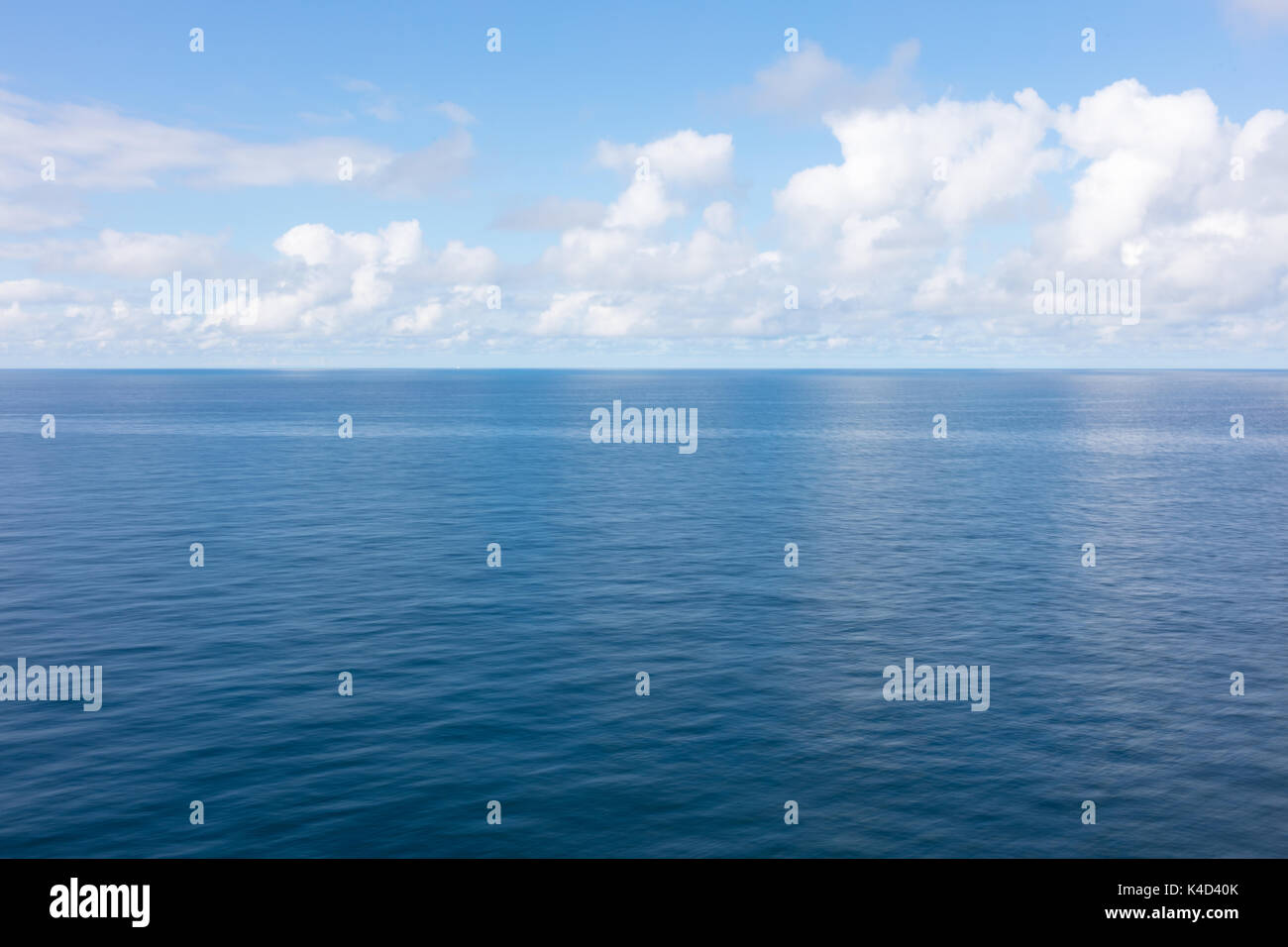 Blick auf die ruhige, blaue Meer vom Deck eines Liner Stockfoto