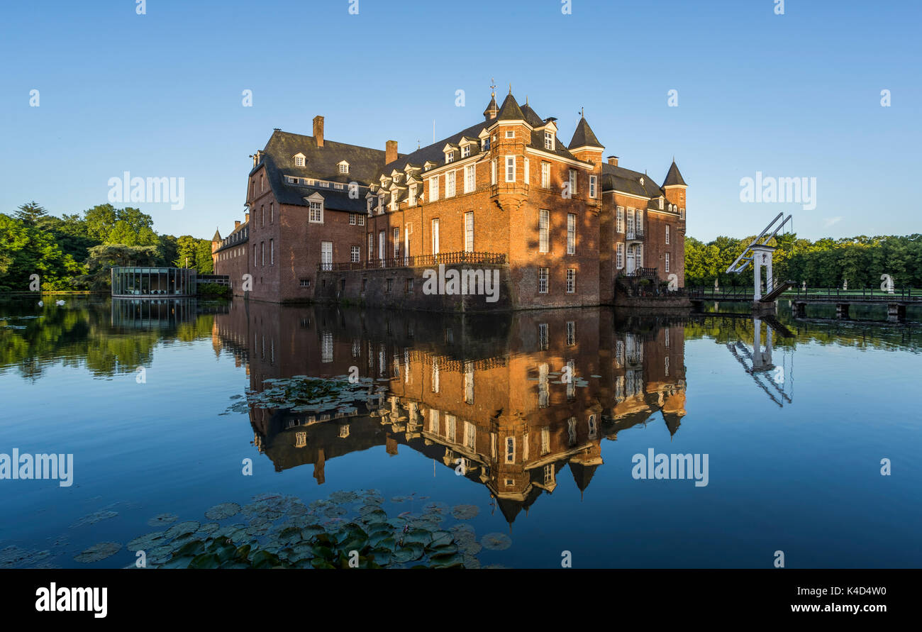 Schöne Reflexion der Wasserburg Anholt in Isselburg Stockfoto