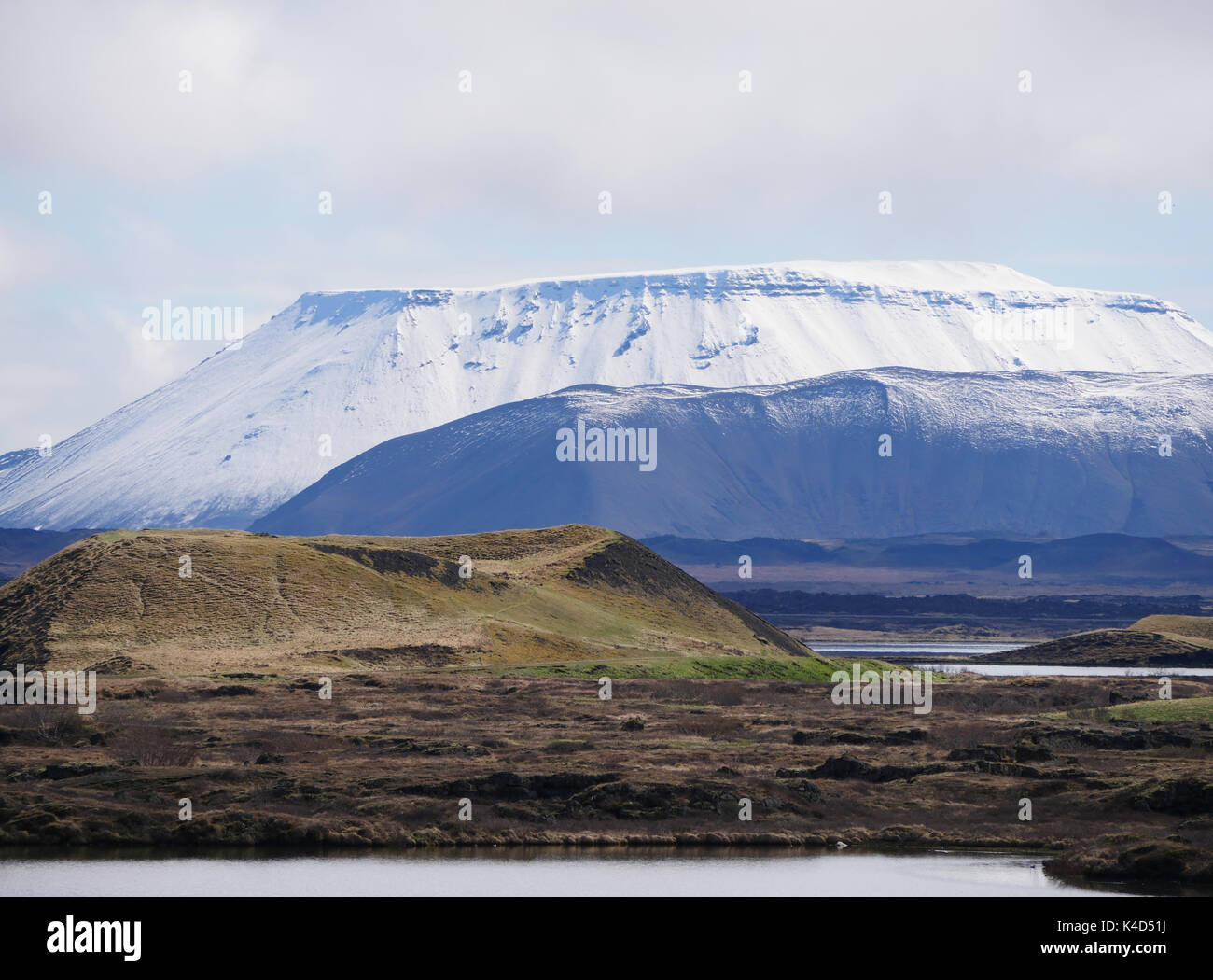 Island, Pseudo-Krater Bei Myvatn, Teich Stakholstjèrn Im Norden Islands Und Im Hintergrund Gibt Es Verschneite Gletschermonte Stockfoto