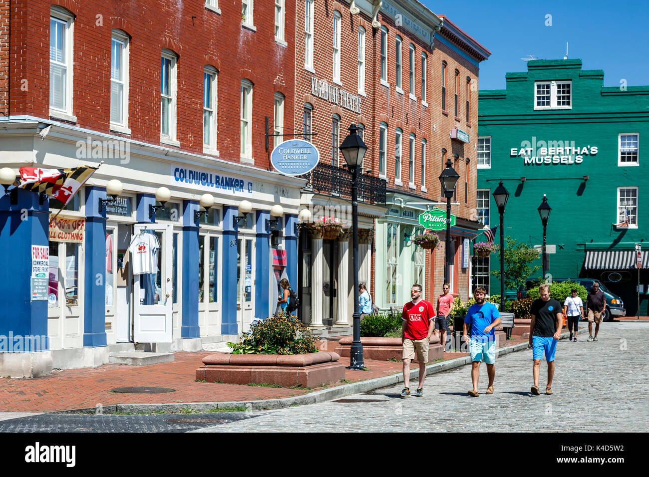 Menschen flanieren vor Geschäften und Kaufhäusern in historischen Gebäuden, Fells Point Nachbarschaft, Baltimore, Maryland, USA Stockfoto