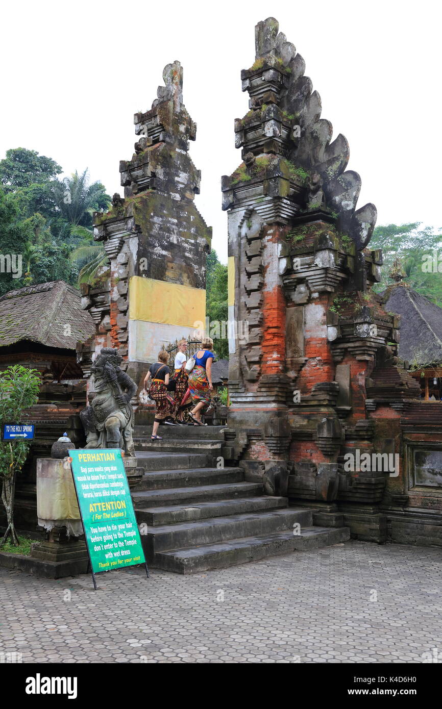 Pura Tirta Empul ist ein heiliger hinduistischer Wassertempel in der Nähe der Stadt Tampaksiring im Zentrum von Bali, Indonesien. Stockfoto