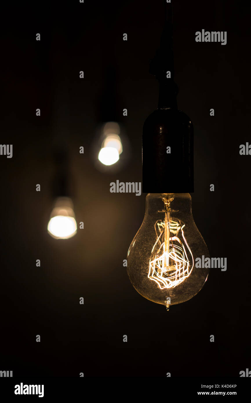 LED-Lampen imitiert Glühfaden elektrische Lampe mit glühenden Filament Stockfoto