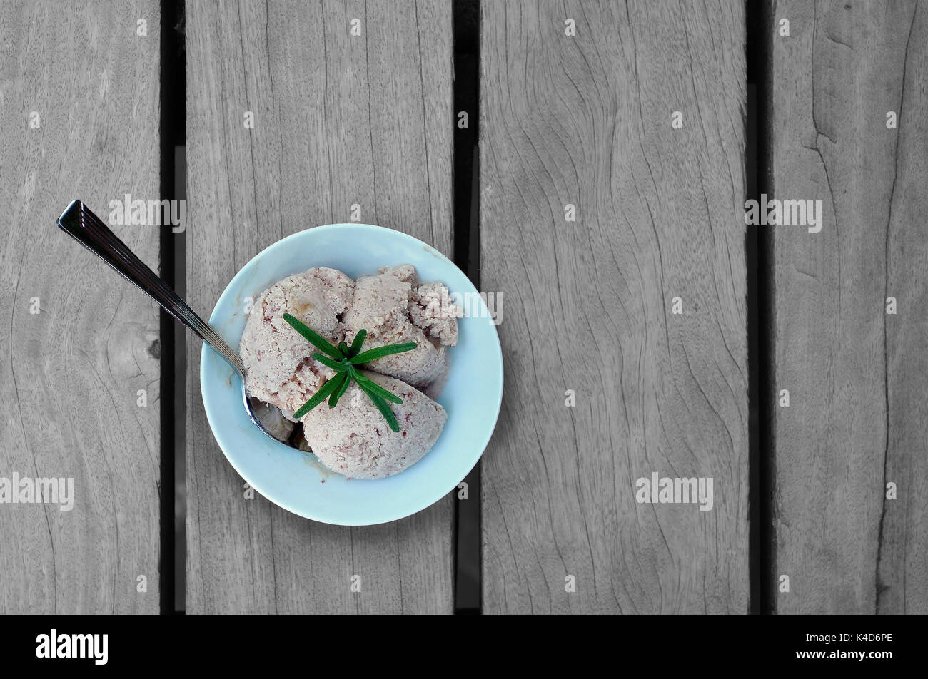 Pflaume Eis und Rosmarin Stockfoto