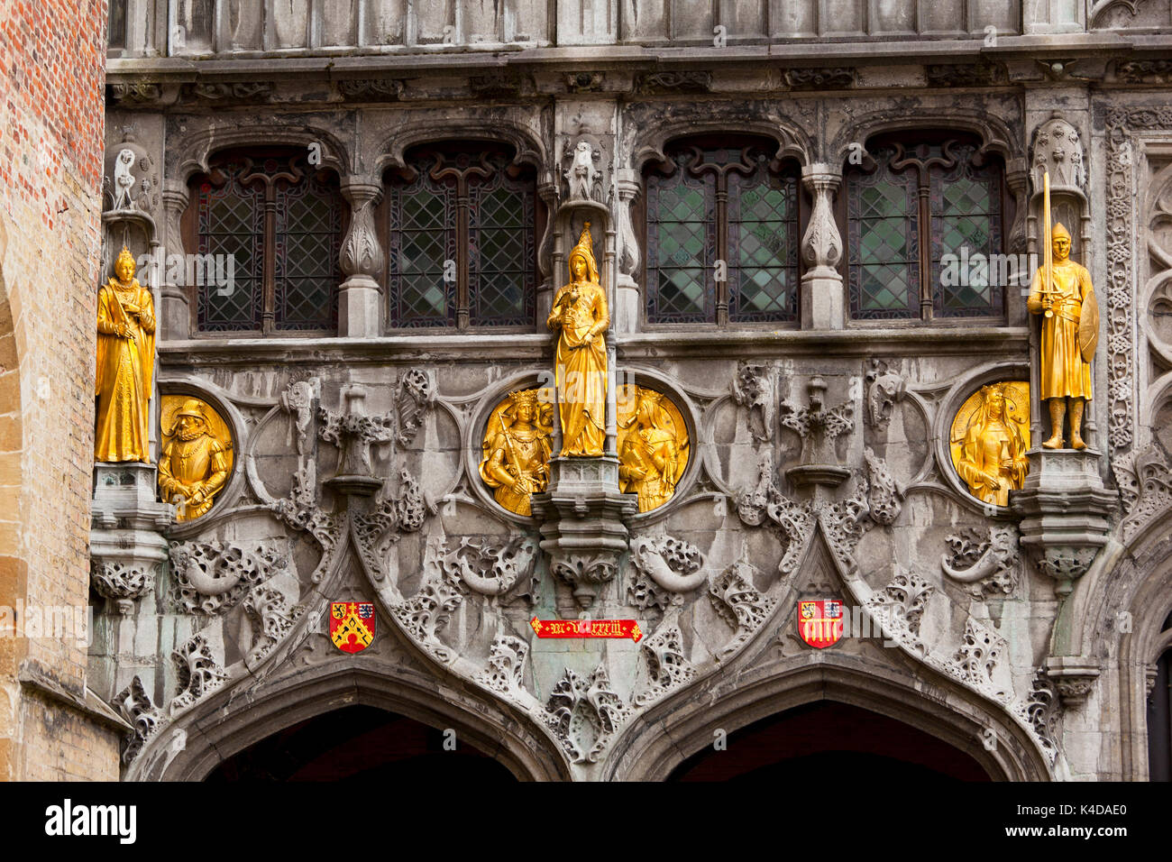 Goldene Statuen, die in der Fassade der Basilika des Heiligen Blutes in Brügge, Belgien. Stockfoto