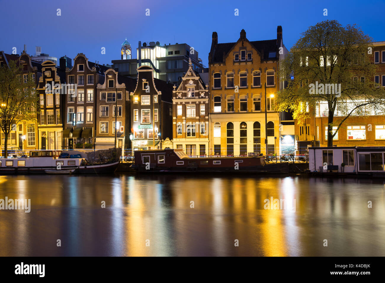 Amsterdam, Niederlande - 21 April, 2017: Blick auf die Grachten von Amsterdam und Böschungen entlang in der Nacht. Stockfoto