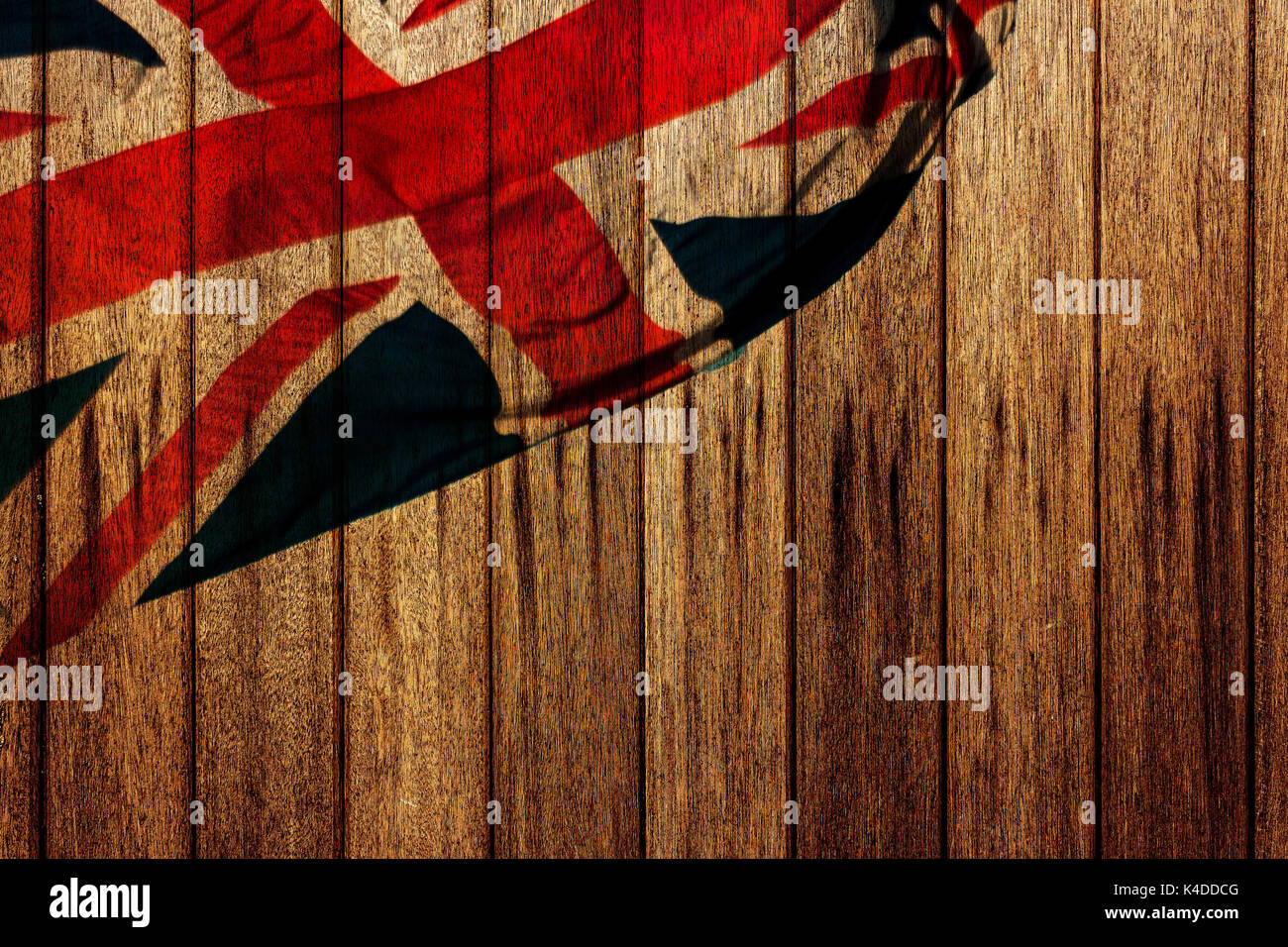 England (Vereinigtes Königreich) Flagge auf hölzernen Tisch Stockfoto