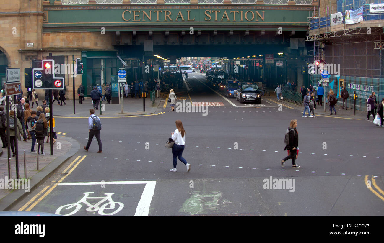'Central Station' Verschmutzung hotspot Hielanman's Umbrella Highlanders Regenschirm argyle und Hope Street Glasgow rote Ampel Stockfoto