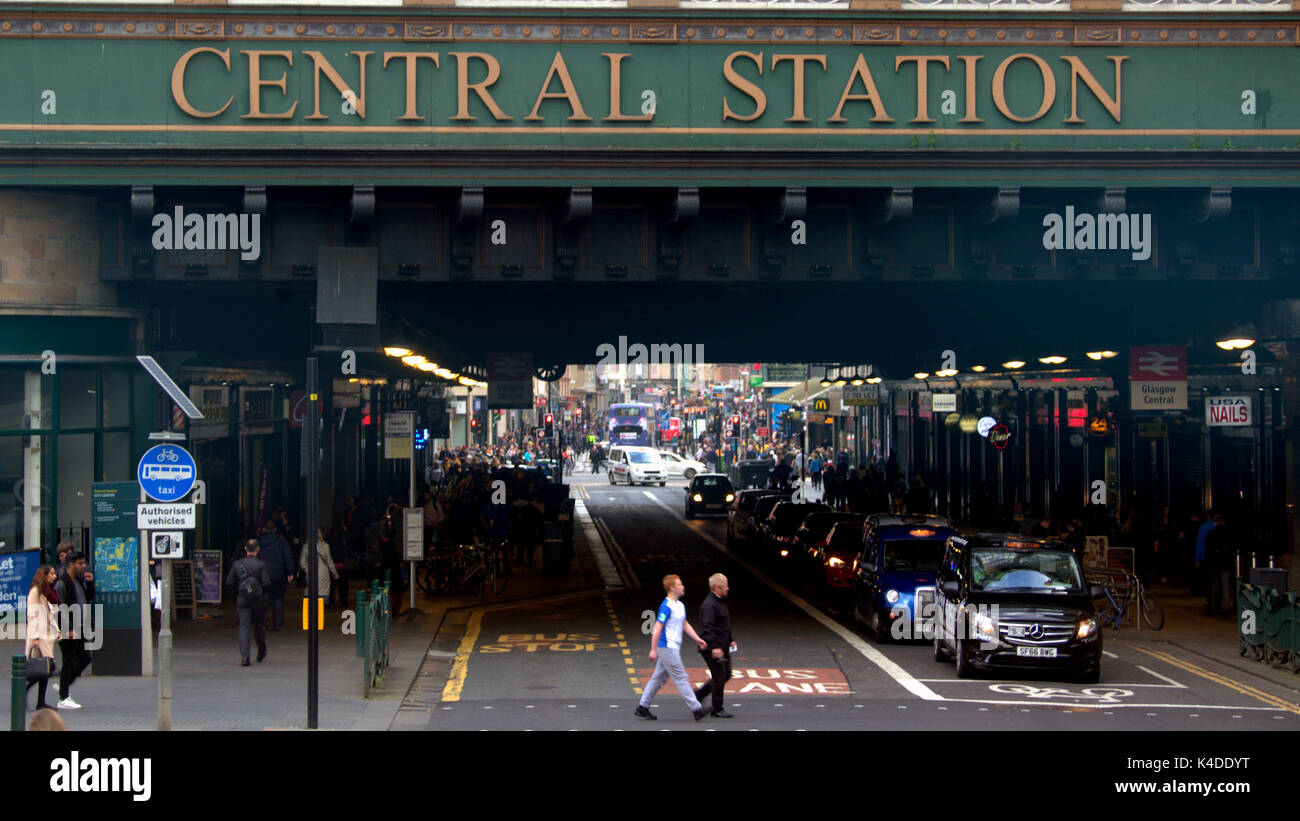 'Central Station' Verschmutzung hotspot Hielanman's Umbrella Highlanders Regenschirm argyle und Hope Street Glasgow Stockfoto