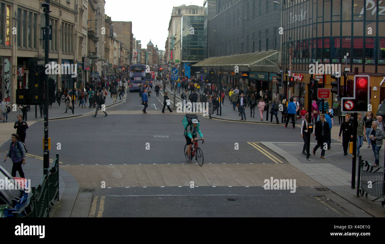 Glasgow street scene Argyle Street Glasgow besetzt überfüllt starker Verkehr deliveroo Radfahrer uber biker Art rote Ampel Stockfoto