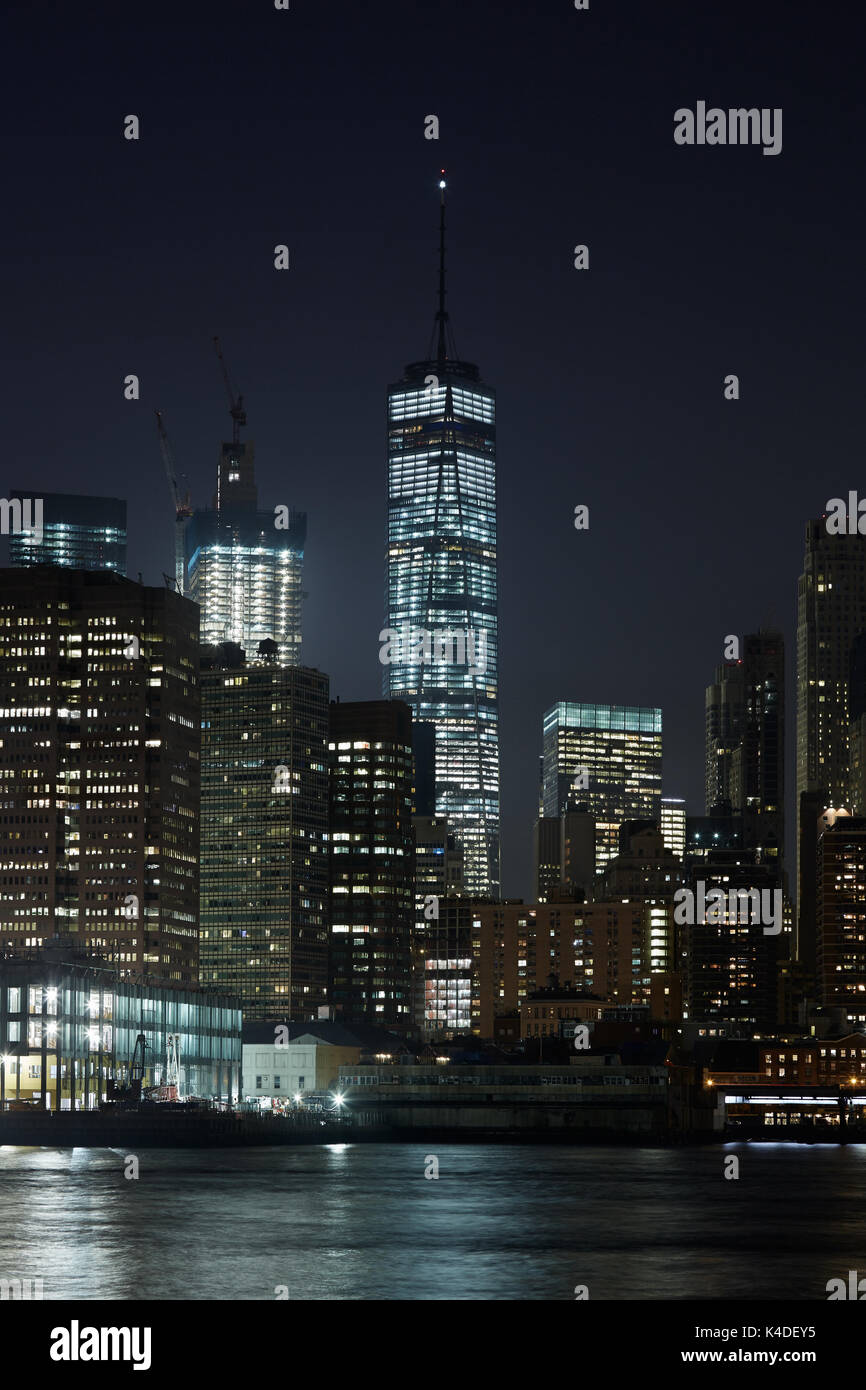 Das One World Trade Center Wolkenkratzer beleuchtet bei Nacht mit Blick auf den Hudson River in New York Stockfoto