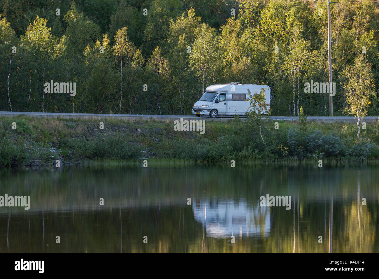 Touristen fahren eines weißen RV Wohnmobil auf europäischen Straßen in Alta, Norwegen Stockfoto