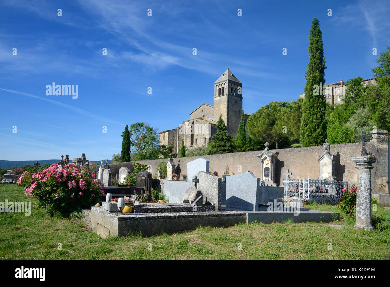 Romanische Kirche Saint Hilaire (12. Jh.) und Friedhof Viens Luberon Provence Stockfoto