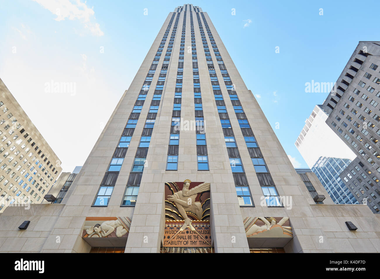 Rockefeller Center Gebäude, blauer Himmel, New York, Low Angle View Stockfoto