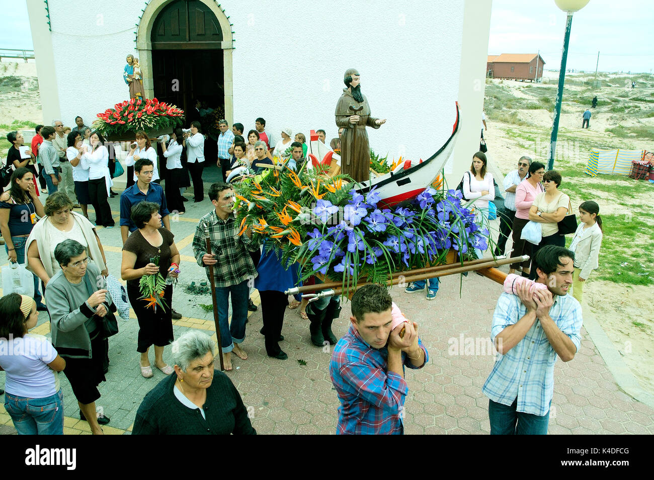 Religiöse Prozession während der traditionellen Festlichkeit von Nossa Senhora da saúde. Costa Nova, Portugal Stockfoto