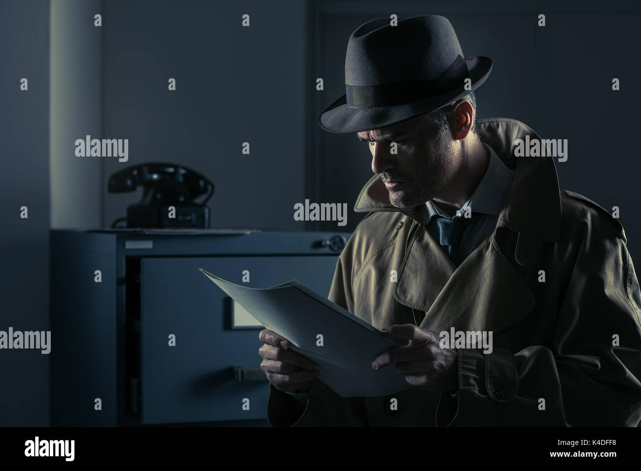 Vintage Undercover Agent Diebstahl von Dateien in einem Corporate Office spät in der Nacht, Sicherheit und Datendiebstahl Konzept Stockfoto