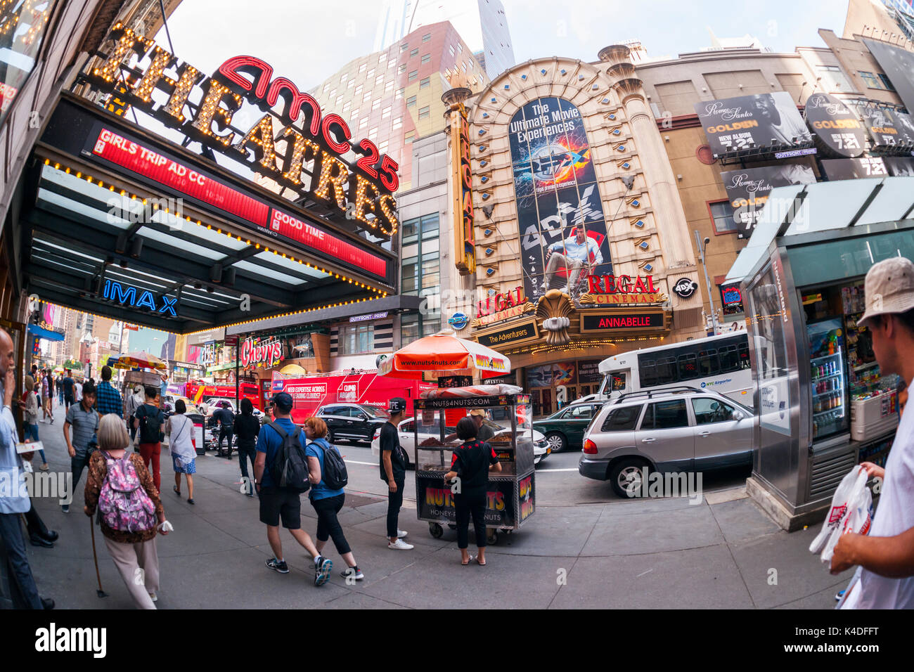 Der AMC 25 Theater und das Regal Cinemas in Times Square in New York am Sonntag, 27. August 2017. Theater Kopf in das Labor Day Wochenende US-Einspielergebnisse mit 13,4 Prozent niedriger als im letzten Jahr, die nicht war ein besonders gutes Jahr mit zu beginnen. Im Sommer 2017 soll der erste Sommer werden seit 2006 zeigt eine Box Office unter $4 Milliarden. (© Richard B. Levine) Stockfoto