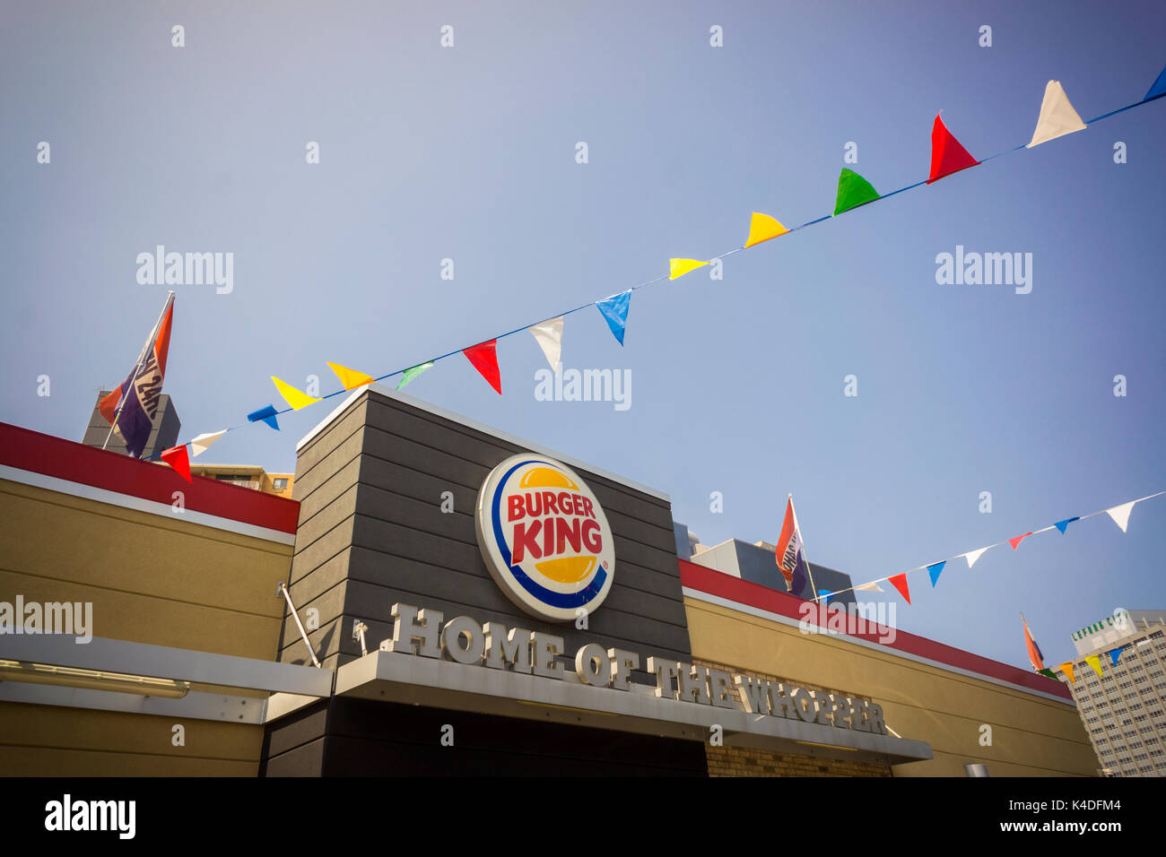 Ein Burger King fast food Restaurant in der Elmhurst Viertel von Queens in New York am Samstag, 26. August 2017. Burger King ist Russland berichtete über seinen eigenen cryptocurrency, ähnlich Bitcoin gestartet haben, in Russland. Währung der Kette ist die 'Whoppercoin' genannt. (© Richard B. Levine) Stockfoto