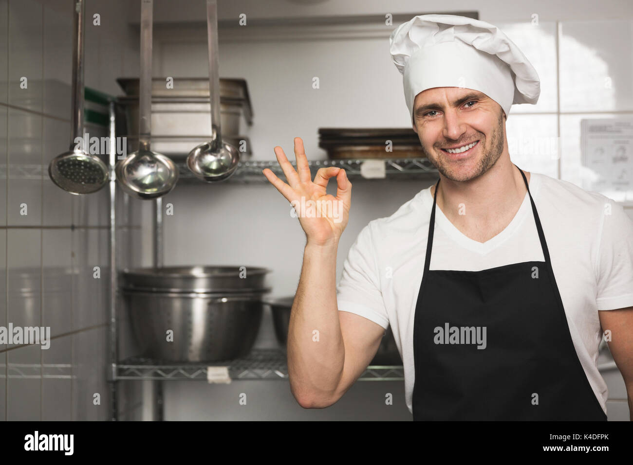 Portrait von Happy Chef in Uniform zeigen ok Zeichen Stockfoto