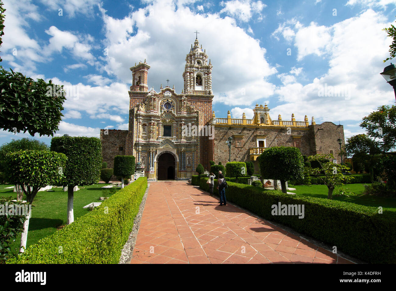 CHOLULA, PUEBLA, Mexiko - 2011: The Temple of San Francisco Acatepec ist ein religiöses Denkmal des mexikanischen Barocks typisch. Stockfoto