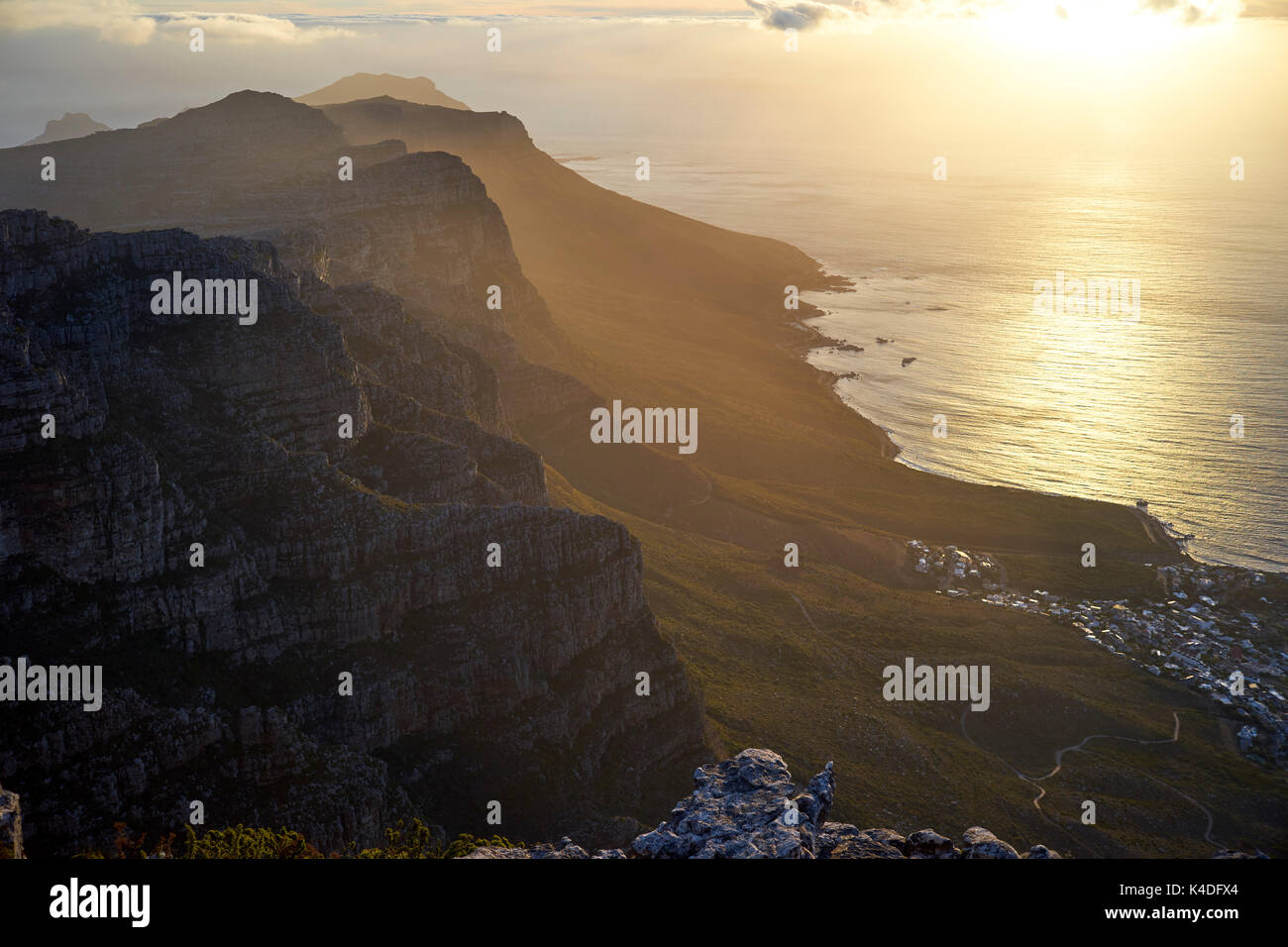 Blick von den 12 Aposteln in Kapstadt über die Berge und das Meer am Abend Stockfoto