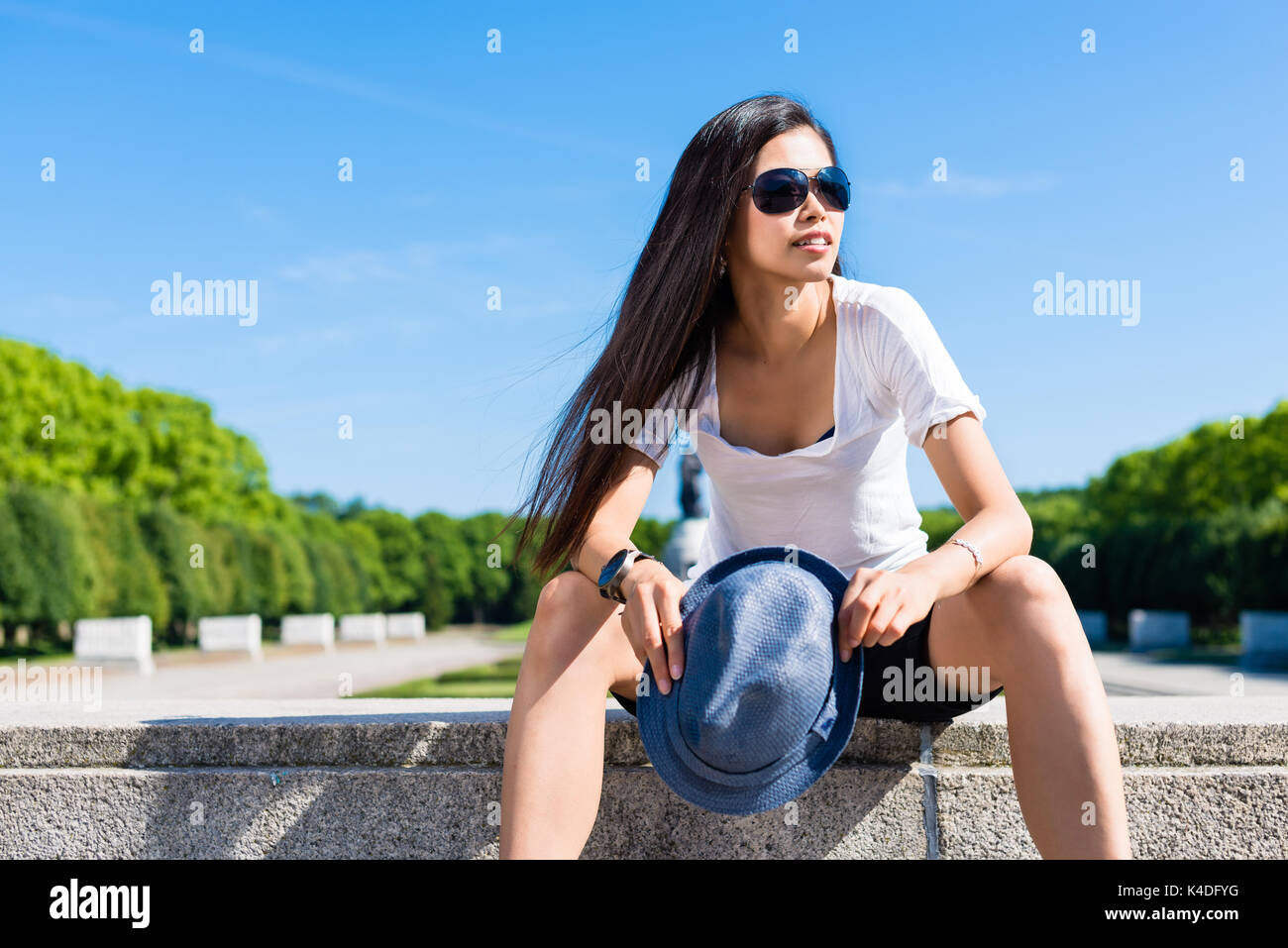 Modische junge asiatische Frau im Park Stockfoto