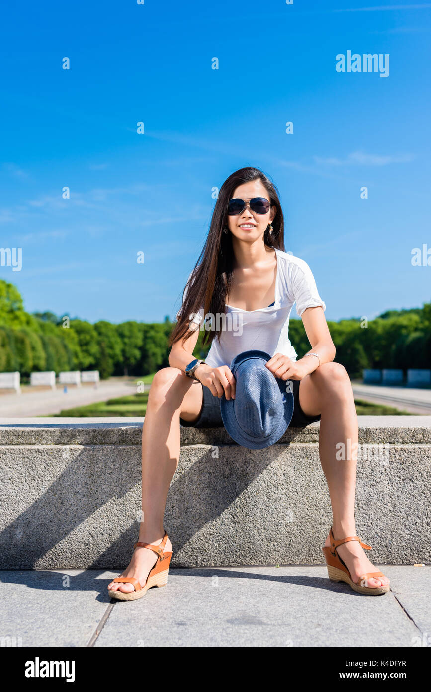 Modische junge asiatische Frau im Park Stockfoto