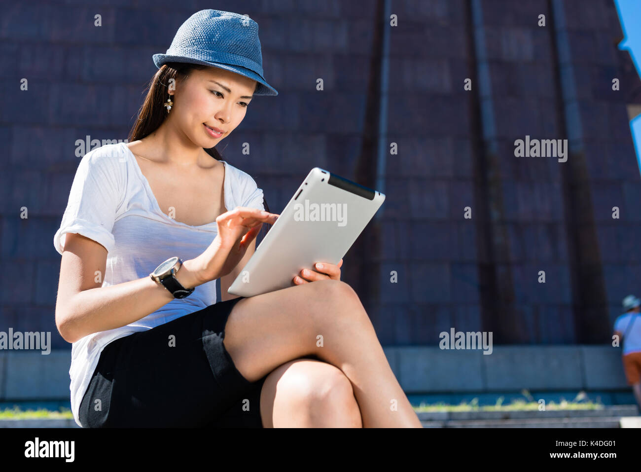 Asiatische Frau mit einem Tablet-PC im Freien Stockfoto