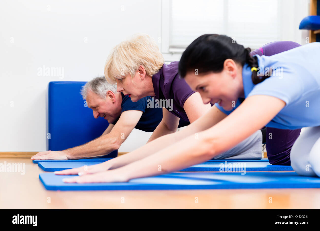 Physio, Bewegungstherapie mit älteren Patienten Stockfoto