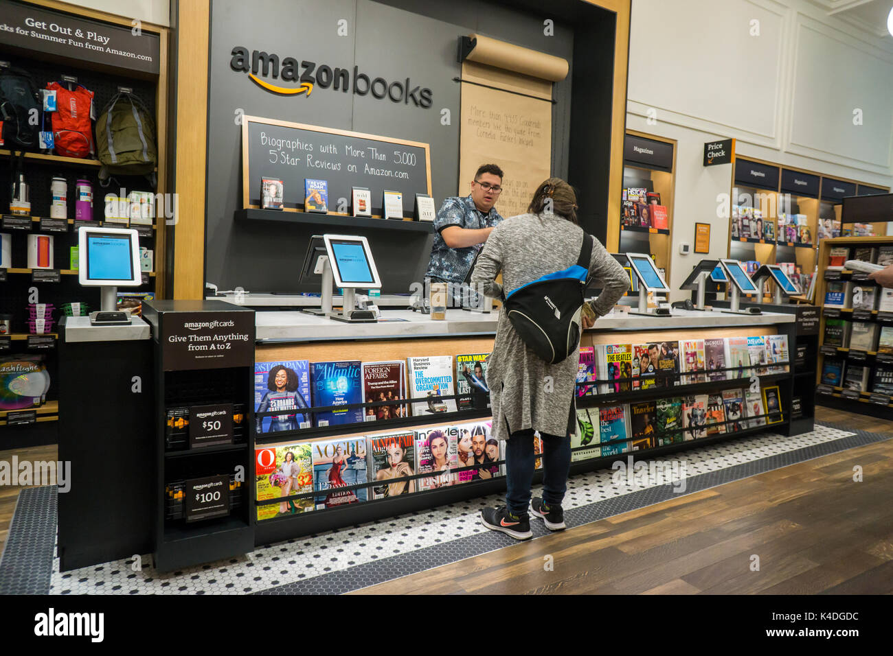 Kunden Shop und stöbern Sie in der neue Amazon Bücher in der Herald Square Einkaufsviertel in New York am Tag der Eröffnung, Dienstag, 29. August 2017. Der Store ist die Firma zweiten Store in New York City. Der Speicher hat eine begrenzte Anzahl von Büchern, die von Daten auf Einkäufe von Kunden auf Amazon gemacht zusammengestellt, kuratiert. Der erste Store in der Stadt eröffnet im Mai im Time Warner Center, dieser befindet sich im Erdgeschoss eines Hochhauses von Amazon vor ein paar Jahren gekauft. (© Richard B. Levine) Stockfoto