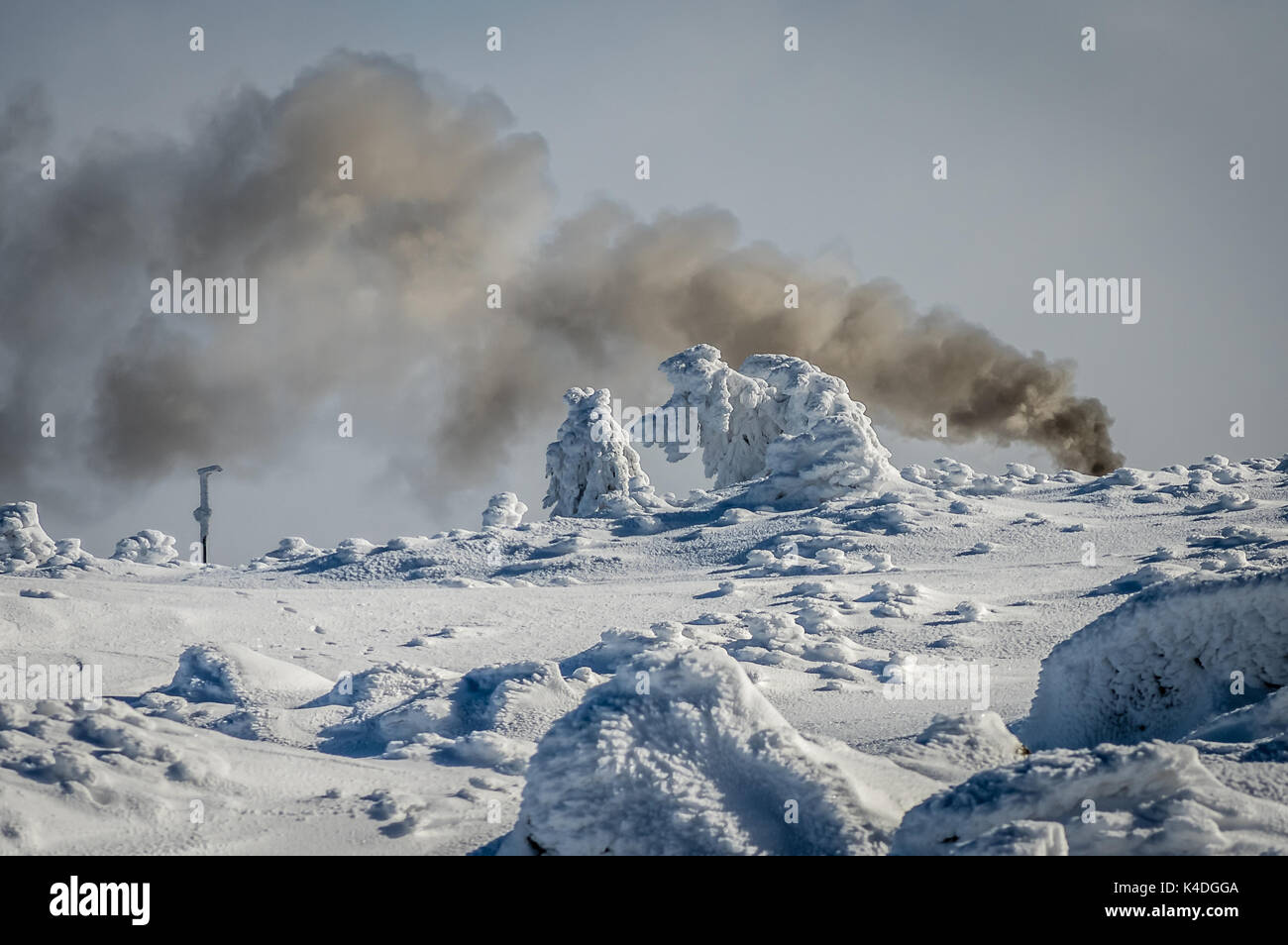 Rauch von einem unsichtbaren Dampfzug hinter einer Winterlandschaft Stockfoto