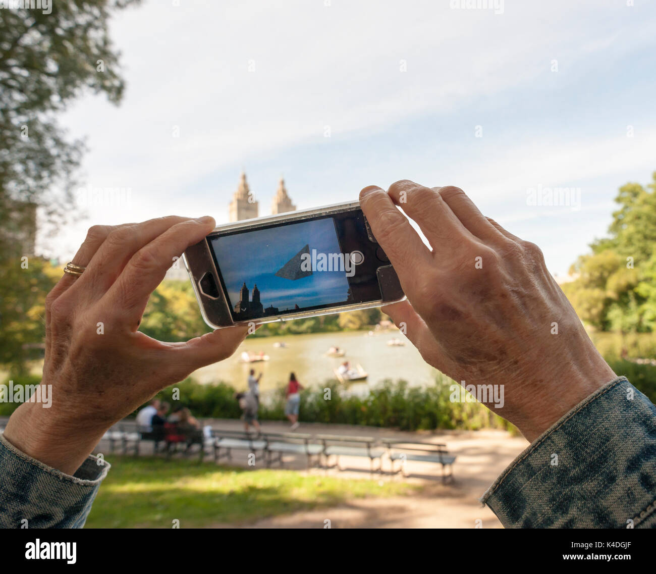 Mit dem Star Wars app mit Augmented Reality einen Ventilator Ansichten ein Sternenzerstörer ab der kommenden 'Star Wars: The Force weckt' Film schwebt über dem Central Park in New York auf so genannte "Kraft II" am Freitag, 1. September 2017. 'Freitag' ist der Name, durch die Walt Disney Co. Auf die Veröffentlichung der Star Wars Merchandise gegeben, drei Monate vor der Veröffentlichung des Films. Disney erwarb das Star Wars Franchise im Jahr 2012, wenn es gekauft Lucasfilm für $4.1 Milliarde. (© Richard B. Levine) Stockfoto