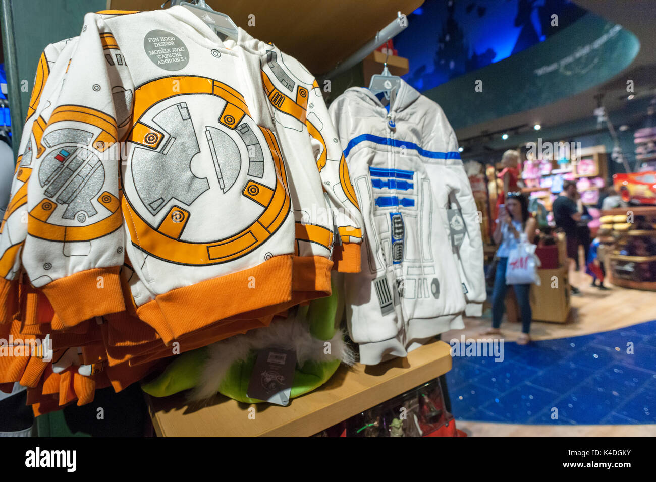 Star Wars Merchandise im Disney Store in Times Square in New York auf so genannte "Kraft II" am Freitag, 1. September 2017. 'Freitag' ist der Name, durch die Walt Disney Co. Auf die Veröffentlichung der Star Wars Merchandise gegeben, drei Monate vor der Veröffentlichung des Films. Disney erwarb das Star Wars Franchise im Jahr 2012, wenn es gekauft Lucasfilm für $4.1 Milliarde. (© Richard B. Levine) Stockfoto
