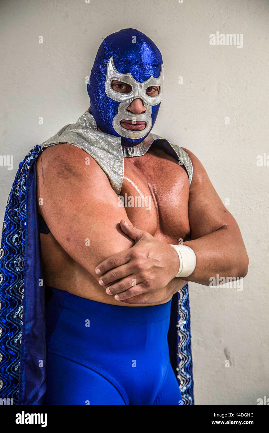 Die mexikanischen Wrestler Blue Demon Jr. Ist die Superhelden, die Mexiko braucht. *** Der Sohn der Legende Blau, Blue Demon Jr. kämpft in einem Ringkampf nach, in der sie ihre Besorgnis über die Lage in Mexiko und die politischen Institutionen müssen drastisch zu verändern, um Fortschritte zu erzielen. ****** ****************************************************** Die mexikanischen Wrestler Blue Demon Jr. mit seinem berühmten rätselhafte Maske nach äußert Bedenken über die aktuelle politische Situation dar. Blue Demon jr. Einen weiteren Gewinn heute abend Kampf mehr, die Tradition, so dass Blue Demon lef Stockfoto