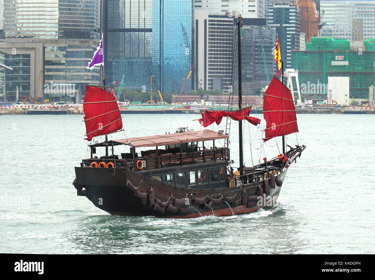 Junk ist eine Art von alten Chinesischen Segelschiff, die noch heute in Verwendung ist in Hongkong als touristische Attraktion Stockfoto