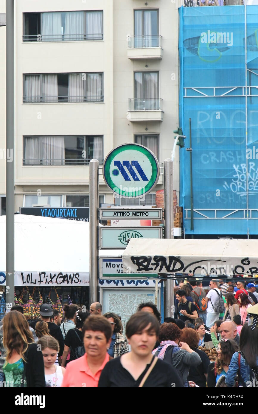 Athen, Griechenland - Mai 02; Zeichen der Athener U-Bahn Eingang außerhalb Monastiraki in Athen, Griechenland - Mai 02, 2015: Die U-Bahnstation Monastiraki entr Stockfoto